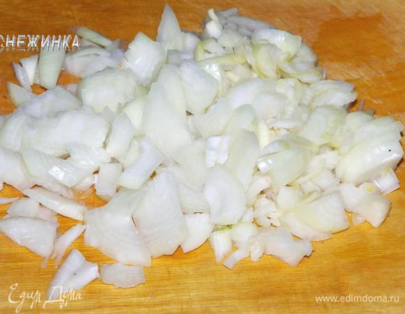 Лук нарезаем не слишком мелко.