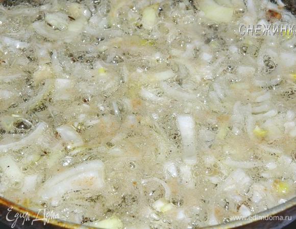 Когда достали рыбку, кладем в сковороду лук. Даем ему стать прозрачным и слегка обжаренным.