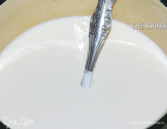 Для соуса хорошо смешиваем в миске сливки и сметану.
