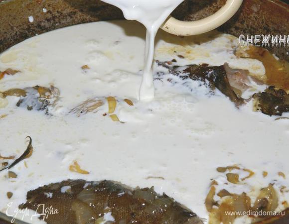 Когда лук готов, кладем к нему обратно в сковороду жареную рыбку. И всё это заливаем соусом.