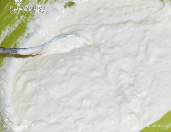 Осталось только испечь пышные и красивые блины: http://www.edimdoma.ru/recipes/36998.
В миске соединяем все сухие ингредиенты. Сыворотку греем до хорошо теплого состояния и выливаем в миску, оставив 2 ст.л., которые ставим обратно на огонь.
