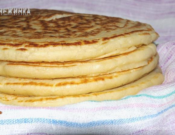 Блины складываем стопочкой под кухонным полотенцем, чтобы до подачи они оставались горячими.