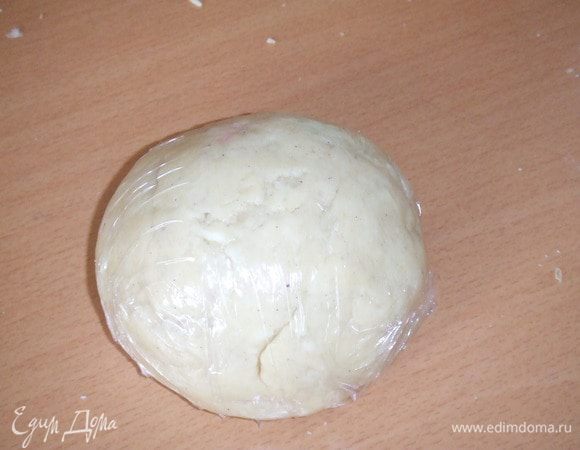 В большую миску влить кефир, посолить, добавить погашенную соду. Натереть маргарин, вбить яйца, все хорошенько перемешать. Затем постепенно добавляем муку, и замешиваем тесто, оно должно быть мягкое. Тесто скатать в шар, положить на 15-20 мин. в холодильник. В это время можно приготовить начинку. Мне очень нравится подсоленный творог с зеленью + одно яйцо. Раскатать тесто в шарики, сделать круглую лепешку, положить начинку и полумесяцем защипать края. Обжарить с двух сторон на растительном масле в сковородке. 