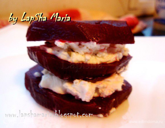 Положить сверху третий круг свеклы, чуть придавить все слои. Присыпать сверху тимьяном, кунжутом и сбрызнуть оливковым маслом.