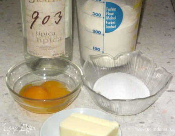 Слегка нагреть 100 мл молока, растворить в нём дрожжи и смешать с 120 гр муки.Получится вязкая кашица, а не колобок. Накрыть мисочку плёнкой и поставить подниматься в тёплое место на 30 минут.
Через 30 минут в набухшую кашицу добавить желтки, 60 гр сахара и 260 гр муки, тёплое растопленное масло, щепотку соли и граппу (или водку). 
