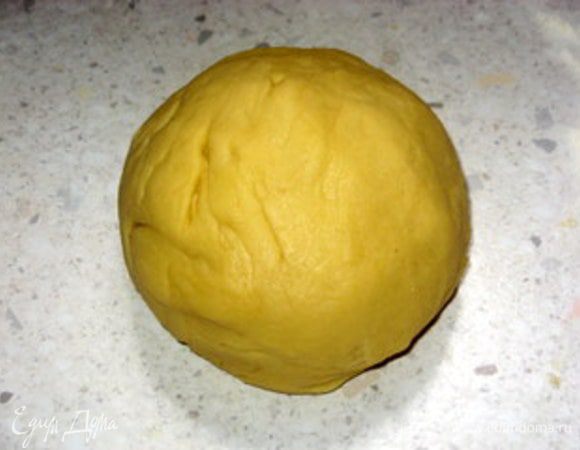 Хорошо вымесить тесто. Перенести тесто в большую ёмкость смазанную оливковым маслом, накрыть влажным полотенцем и поставить в тёплое место на 2 часа.