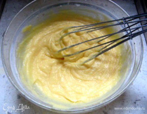 Приготовить крем. Миксером смешать 6 желтков с 5 ложками сахара. 
Добавить 5 ложек (без горки) просеянной муки и полстакана  молока комнатной температуры.Смешаем всё вместе.
Нагреть молоко. Влить очень осторожно, постоянно помешивая, смесь желтков с сахаром в молоко. Дать закипеть и поварить пару минут, пока крем не загустеет, не переставая мешать. Готовый крем остудить.

