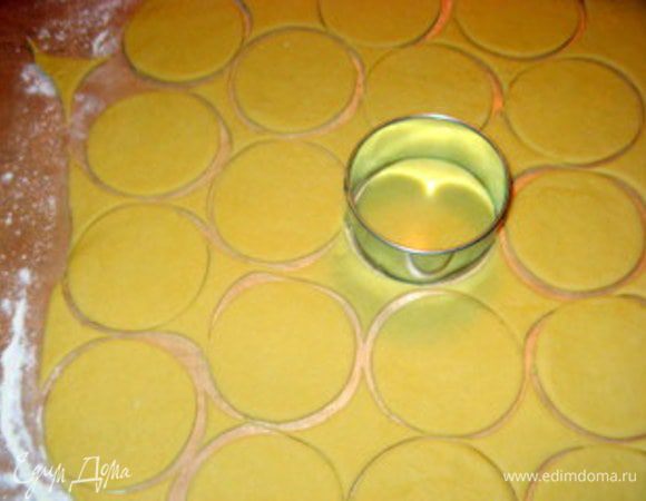 Вырезать диски по 7-8 см в диаметре. Обрезки теста снова обмять и раскатать и повторить прцесс, пока хватит теста. (Оставить маленький обрезок теста для пробы готовности масла)