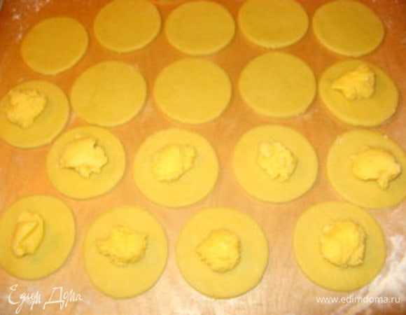 Выложить в центр дисков немного крема. 