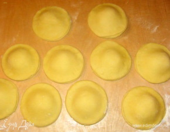 Смочить края тёплым молоком. Накрыть другим диском и хорошо прижать по краям. Готовым пончикам дать постоять ещё минут 20 в тёплом месте.