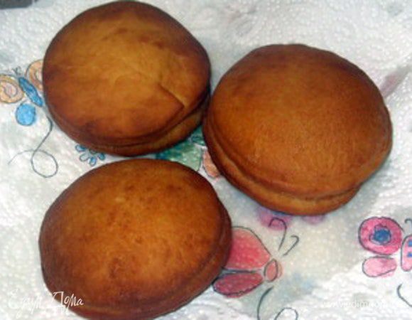 Готовые пончики положить на бумагу, которая впитает излишний жир, 