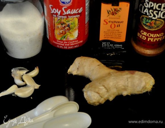 В глубокой миске смешать чеснок, соевый соус, сахар, кунжут, масло, красный перец, имбирь и черный перец.