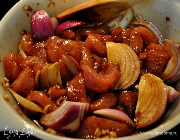 Добавить свинину, нарезанный лук и мариновать 15 минут.