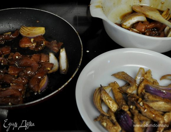 Разогреть на сковороде оливковое масло. Мясо с луком разделить на три порции и порционно жарить по 3–5 минут.