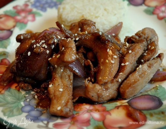 Итак, все мясо вернуть на сковороду, прогреть. Перед подачей посыпать кунжутом.