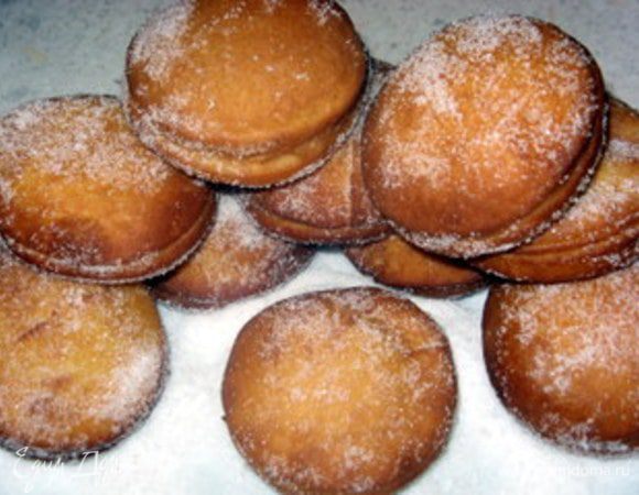 и сразу же обвалять в сахаре со всех сторон.