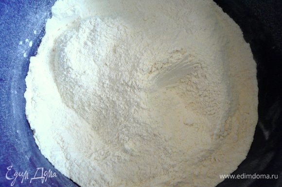 В посуду,где будете замешивать тесто, просееваем муку,добавить манку, разрыхлитель с солью и сахаром