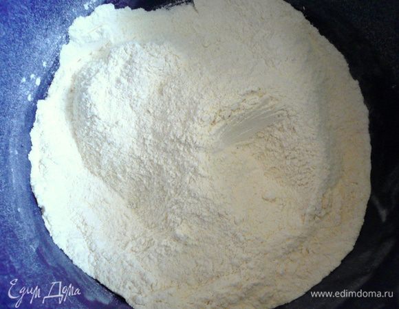 В посуду,где будете замешивать тесто, просееваем муку,добавить манку, разрыхлитель с солью и сахаром