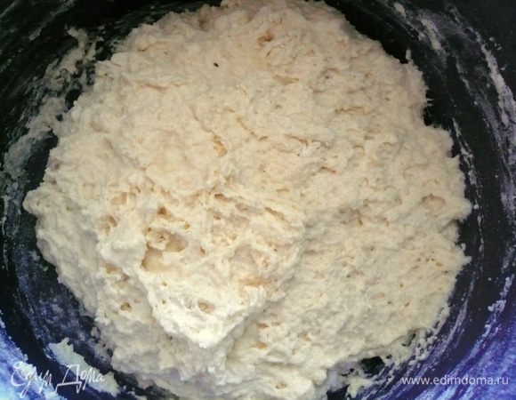 масло я растопила,смешала со сметаной ,молоком и яйцом.Замесила тесто,накрыла полотенцем и оставила его в покое на 30 минут. 