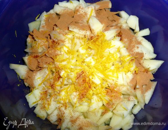 яблоки очистить от кожуры и семян,мелко порезать,смешать с корицей и цедрой лимона.Залить 1 стаканом воды и проварить яблоки до мягкости.Затем процедить яблоки...