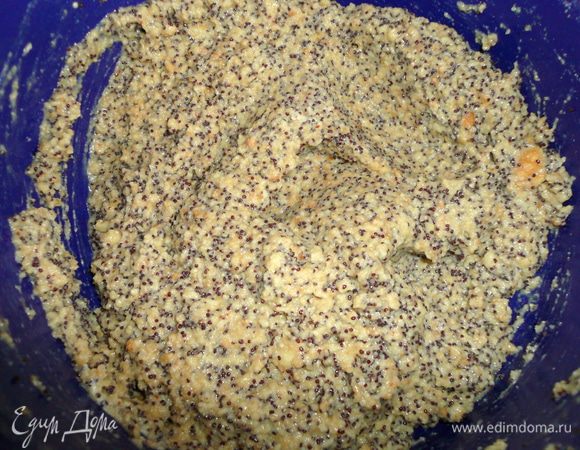  в этот сок высыпать мак и дать закипеть ему,отставить и дать остыть.в охлажденный мак добавить мягкое сливочное масло,яйцо,мед,и раскрошенное печенье,я перемолола его в блендере.вымесить всю эту массу и отставить