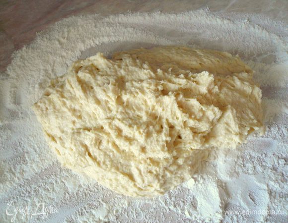 Затем,стол присыпала мукой,выложила тесто 