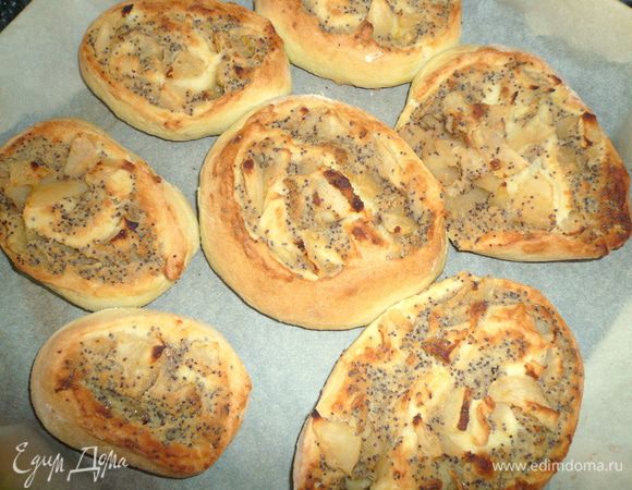 Достаем готовые плюшки,присыпем их сахарной пудрой,и все готово.