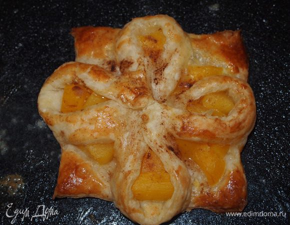 Смазываем взбитым яйцом и отправляем в духовку до готовности. Выпекаем при t-200гр.