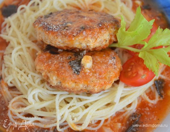 Хлеб замочите в молоке. Лук и картофель натрите на самой мелкой терке. Чеснок мелко нарубите.