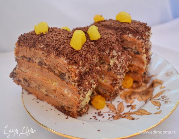 Приготовление: В манную кашу всыпать сахар, добавить растопленное сливочное масло. Муку и какао просеять, смешать с манной крупой и соединить с  кашей. В полученную смесь добавить соду, погашенную уксусом и взбитые яйца. Аккуратно перемешать и выпекать при температуре 200 градусов до золотистого цвета , готовность проверить зубочисткой.
Крем: Сметану смешать с сахаром и поставить в холодильник до готовности коржа. Полученную смесь разделить на 2 части в одну добавить чернослив, в другую кумкват. Каждую пробить погружным блейдером. Остывший корж разрезать на 4 части, прослоить кремом, сверху и с боков тоже обмазать кремом. Густо засыпать тертым шоколадом. Поставить в холодильник на пару часов , чтобы пропитался. Можно делать из остатков рисовой и пшенной каши, только сначала взбивать их в блейдере с молочными продуктами, чтобы были жидкими. МИР ВАМ.
