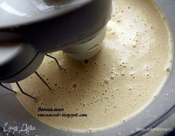 Заранее приготовить блинчики. Для чего соединить 1/3 чашки (ч=180 гр.) ржаной муки, 1/2 пшеничной. Добавить 2 яйца, 250 мл. молока или сливок, соль по вкусу и ложку оливкового масла (по желанию немного сахарной пудры). Хорошо размешать (лучше с помощью миксера), долить чуть теплой воды до получения не очень жидкой консистенции (как 11%-ые сливки примерно или чуть гуще). 