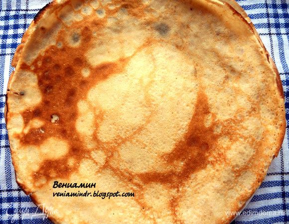 Выпекать на сковороде, регулярно смазывая ее оливковым маслом. Готовятся ржаные существенно дольше пшеничных, на среднем огне или даже при комбинировании среднего и выше среднего (для газовых плит, скорее, совет). Мне кажется уместным даже, обжарив блинчик с одной стороны перевернуть его, и накрыть сковороду на минуту крышкой. В любом случае легкая влажность внутри готового блина - допустимый и даже интересный нюанс, но непропеченными, конечно, быть не должны. Также бывают сложности с переворачиванием, в этом случае я сначала неострым ножом провожу по диаметру блина, после чего с помощью лопатки эту процедуру совсем легко провернуть. Ну, а в целом, это очень вкусная и красивая вариация - они получаются очень солнечными:) 