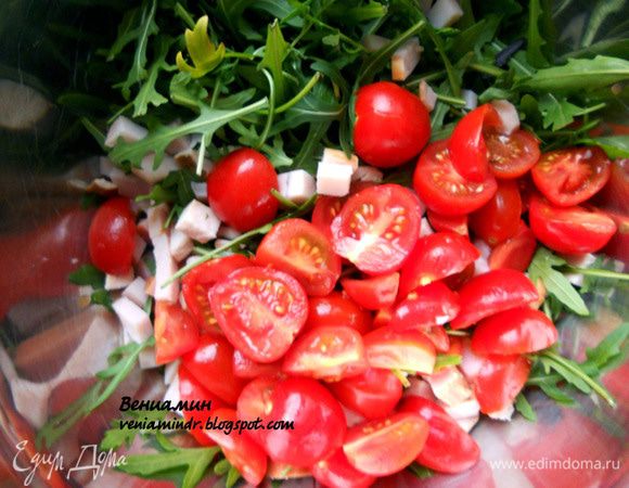 В миске соединить руколу, нарезанные черри и куриную грудку. Заправить оливковым маслом и бальзамиком (уже после подумал, что вместо бальзамика можно сбрызнуть коньяком - чутье подсказывает, получится интересно). 