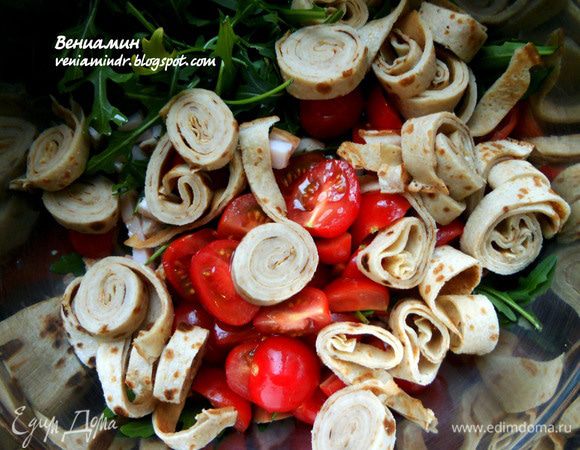 Блинчики свернуть в рулеты, нарезать и соединить с салатом. Аккуратно размешать и подавать! 