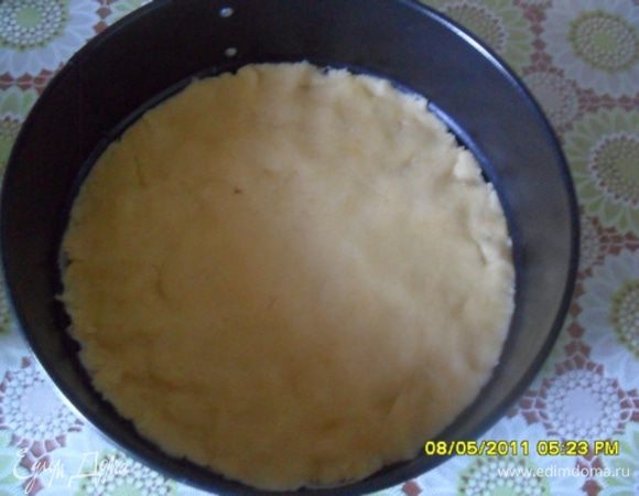 Дно формы застилаем бумагой .
Равномерно распределить тесто и поставить в морозильник на 20-30 минут.