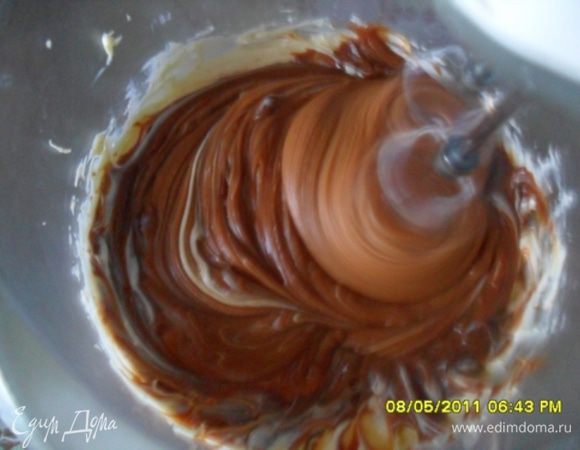 Арахис обжарить и мелко нарезать. Варенную сгущенку смешиваем с сливочным маслом и арахисом .