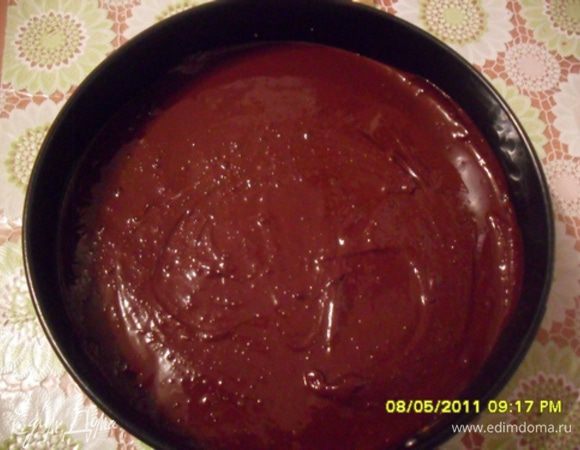 Ставим в холодильник чтобы застыла на 1 – 2 часа.
Достаём, заливаем шоколадной глазурью и ставим в холодильник, чтобы застыло.