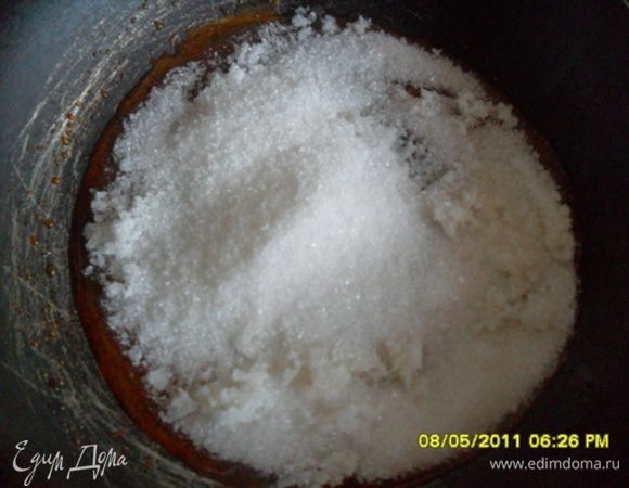 Порезать фундук на мелкие кусочки. Растопить сахар в сковороде до янтарного цвета, ввести орехи и размешать, чтобы карамель покрыла каждый орешек. Бумагу смазать растительным маслом и выложить орехи в карамели. 