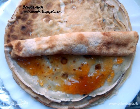 Прежде всего, потребуется глубокая стеклянная миска - нужно же видеть слои десерта! Несколько блинчиков смазать конфитюром, свернуть в рулет. 