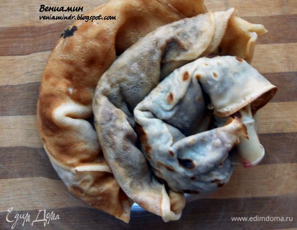 Уложить их на дно миски. 