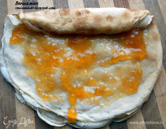 Остальные блинчики также свернуть в рулет, только сделать их двух или трехслойными, каждый слой слегка смазывая конфитюром. 