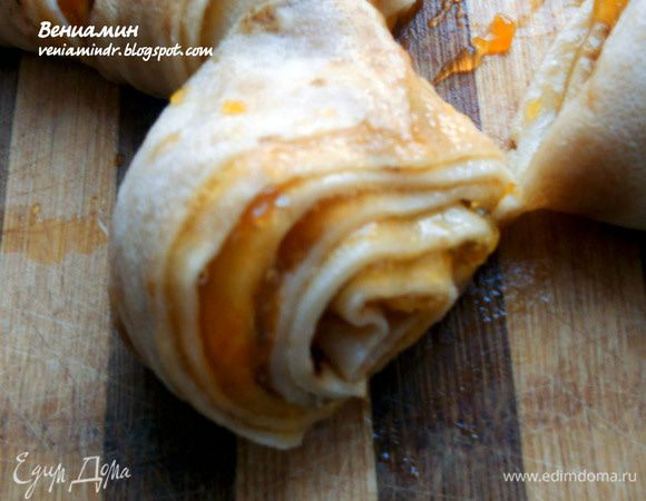 Нарезать их на роллы. ***Вот именно в этом месте красивая задумка была несколько подпорчена внешним видом "роллов". Думаю, может быть все же более плотные и толстые блины лучше бы держали форму?***