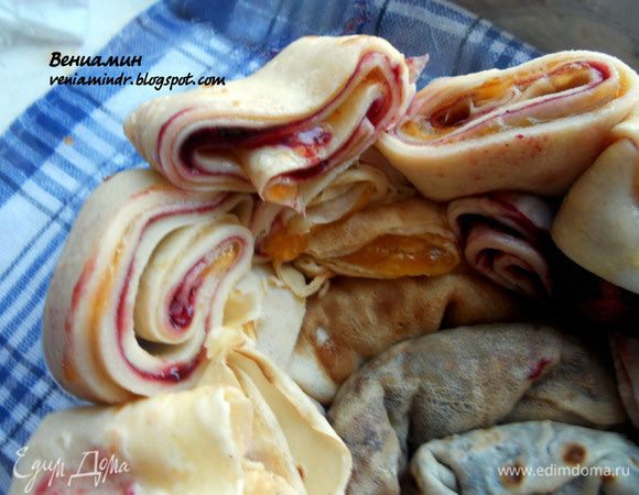 Выложить их по краю миски (в 1-2 слоя), формируя бортики. 