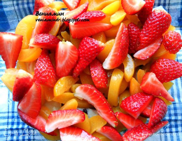 Клубнику нарезать и выложить поверх абрикосов.