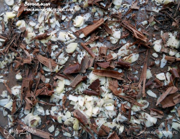 Заранее приготовить заварной крем по Вашему рецепту. ***Я использовал шоколадный порошковый (не будем кривиться - нужно помнить, что трайфл это еще и максимально возможная экономия времени), разводил смесью 33% сливок и молока, взбивал миксером***. Залить блины и фрукты кремом, охладить около часа. Перед подачей присыпать лепестками миндаля и шоколадом. Но нужно помнить, что трайфл красив в миске, при подаче сложно добиться эстетики! Поэтому советую взять большие чашки/пиалы/креманки, щедро зачерпнуть десерт (так, чтобы все слои попались), гордо разложить и подавать! Вкус затмит все возможные недостатки внешнего вида:))