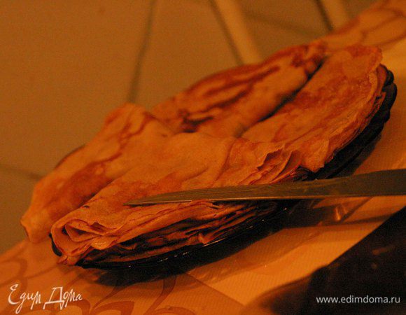 Свернуть готовый блин в два раза, чтоб получился треугольник и выложить к готовым блинам!