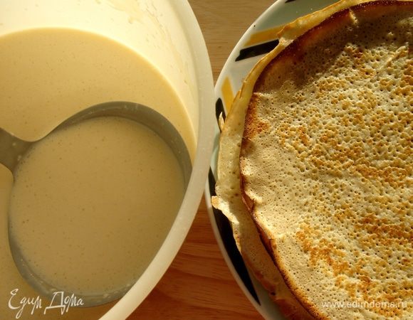 Для блинов соединить муку,сахар и соль в глубокой посуде,смешать с яйцом и кефиром.Затем понемногу добавить газированной воды.В зависимости от качества муки,количество воды может уменьшаться.Консистенция теста напоминает сливки 20% жирности.Если у вас не оказалось газированной воды,то воспользуйтесь обычной.При этом в муку следует добавить 0,5 ч.л.соды.Оставить тесто на 20 минут,затем вмешать половником 1 ст.л.растительного масла.Сковороду для блинов хорошо раскалить,смазать растительным маслом только перед первым блином.Остальные выпекать на сухой сковороде.Этого количества теста хватает на 13-15 тонких и пористых блинов диаметром 23-24 см. 