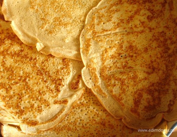 Дно жаропрочной формы(26 см) застелите 4 блинами так,чтобы середина была закрыта,а края свисали с формы.