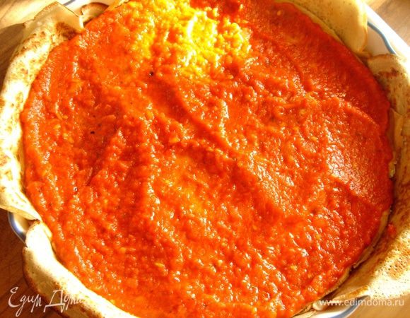 Измельчить в блендере томаты и перец.Уварить пюре на сковороде с использованием растительного масла.Добавить соль и орегано.Выложить начинку на пирог вторым слоем,затем накрыть тремя блинами.