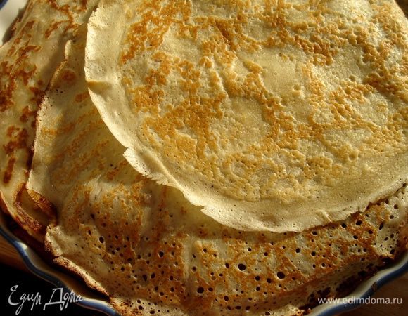 Завернуть концы блинов наверх,на третью начинку.Закрыть пирог 3-4 блинами.